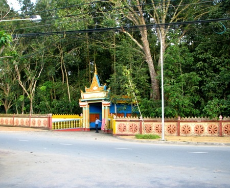 Chùa Dơi nhìn từ phía trước.