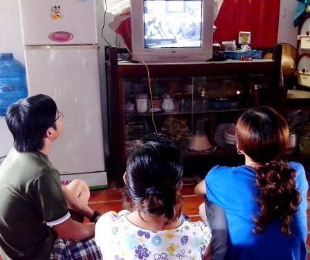 Người dân ĐBSCL xúc động tiễn biệt Đại tướng qua màn ảnh - 1 Một gia đình ở Bạc Liêu bỏ mọi công việc chờ xem lễ an táng Đại tướng qua màn ảnh.