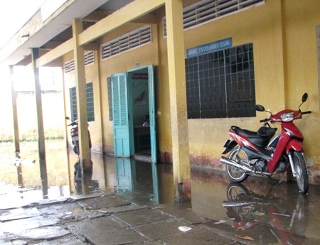 Hơn 2 năm xây dựng, trường học chỉ có cổng và hàng rào - 2 ...và xuống cấp.