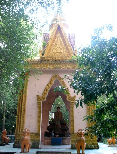 Nơi thờ phật vừa trang nghiêm nhưng cũng vừa dân dã...