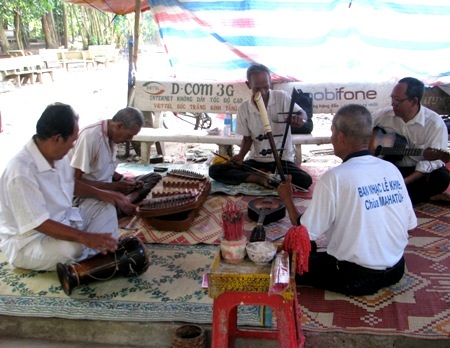 ...và thưởng thức những giai điệu nhạc lâm thôn đặc sắc.