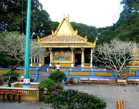 Toàn khung cảnh ngôi chánh điện chùa được bao quanh bởi vườn cây xanh cao vút.