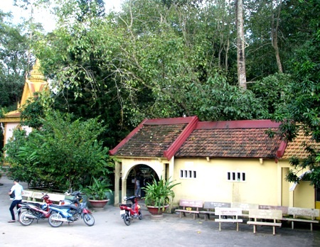 Một gian nhà rêu phong, trầm mặc để du khách nghỉ chân...