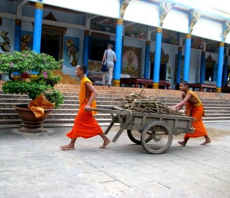 ...với hoạt động thường nhật của các nhà sư.