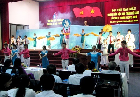 Hội Sinh viên Cần Thơ mặc niệm Đại tướng Võ Nguyên Giáp - 2 Một tiết mục thể hiện phút truyền thống của Hội SV Việt Nam qua các bài hát cách mạng.