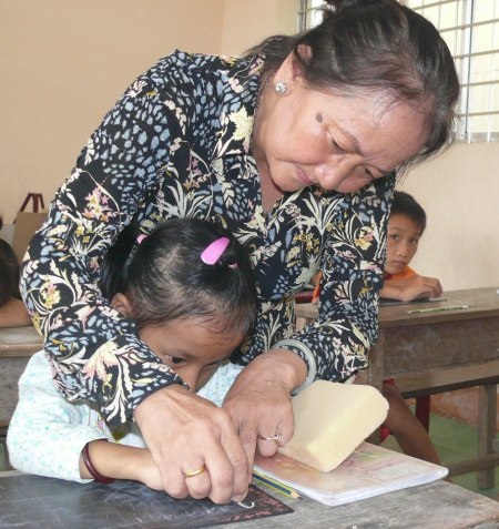 Cô Thủy tận tình chỉ dạy từng nét chữ cho học sinh.