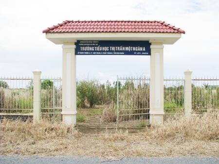 Hơn 2 năm xây dựng, trường học chỉ có cổng và hàng rào - 3 Trong khi điểm trường mới 2 năm qua chỉ làm được cổng và hàng rào.