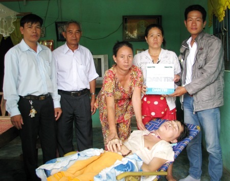 Hơn 27 triệu đồng đến với gia đình "bố nằm liệt giường, hai con nghỉ học phụ mẹ mưu sinh" - 3 PV Dân trí trao tiền bạn đọc ủng hộ cho gia đình chị Tô Hải Đường.