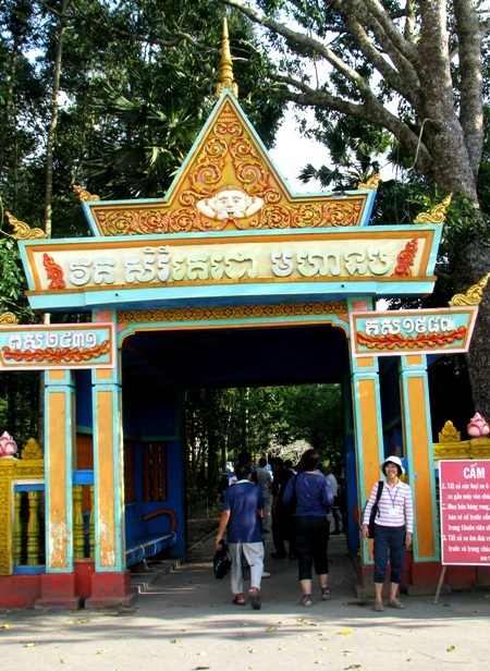 Cổng chính vào chùa.