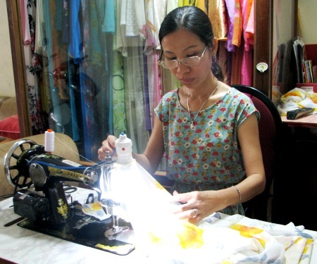 Người phụ nữ hai lần chiến thắng “tử thần” ung thư - 2 Chị Kim Thư bồi hồi xem lại những giấy tờ liên quan đến hai căn bệnh ung thư của mình.