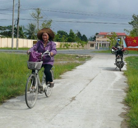 Bà cô khuyến học luôn sẵn sàng sẻ chia với những mảnh đời bất hạnh.