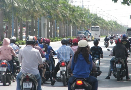 Sẽ phạt các chủ xe mô tô không đóng phí sử dụng đường bộ từ ngày 15/11. (Ảnh: Huỳnh Hải)