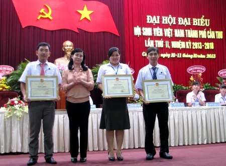 Hội Sinh viên Cần Thơ mặc niệm Đại tướng Võ Nguyên Giáp - 3 Một tiết mục thể hiện phút truyền thống của Hội SV Việt Nam qua các bài hát cách mạng.
