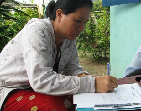 Hơn 27 triệu đồng đến với gia đình "bố nằm liệt giường, hai con nghỉ học phụ mẹ mưu sinh" - 5 Chị Đường rất xúc động khi nhận số tiền bạn đọc hỗ trợ cho gia đình.