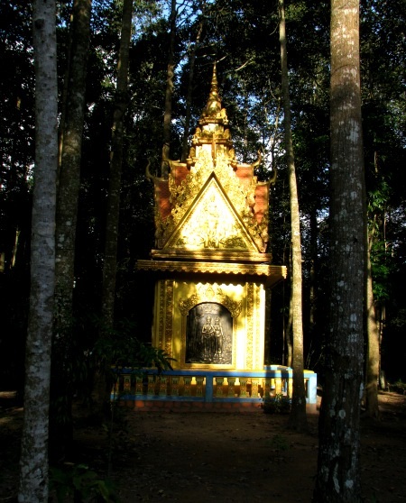 Một số nơi thờ cúng ẩn mình trong hàng cây cổ thụ cổ kính.