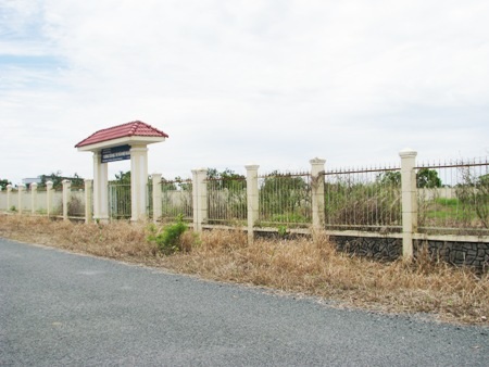 Hơn 2 năm xây dựng, trường học chỉ có cổng và hàng rào - 4 Điểm trường mới nhìn từ bên ngoài cổng và hàng rào khá chắc chắn...