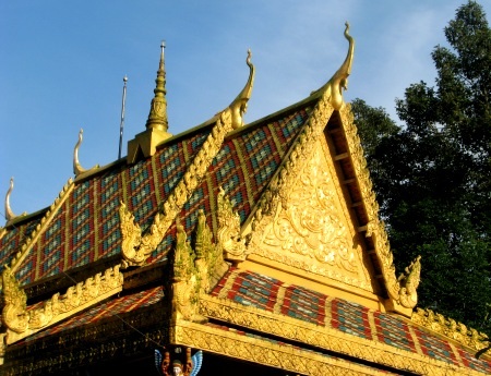 Ngôi chánh điện với những hoa văn đặc trưng của người Khmer.