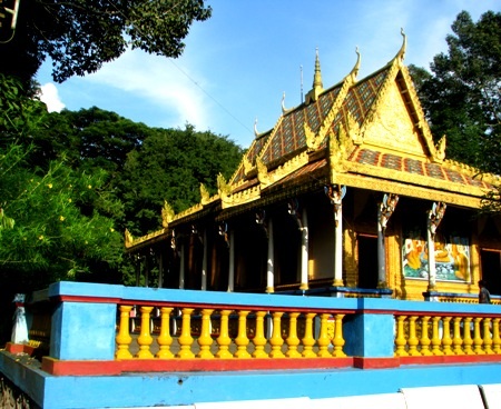 Ngôi chánh điện với những hoa văn đặc trưng của người Khmer.