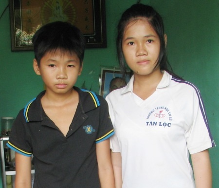 Hơn 27 triệu đồng đến với gia đình "bố nằm liệt giường, hai con nghỉ học phụ mẹ mưu sinh" - 2 Nhờ sự hỗ trợ kịp thời của bạn đọc, hai chị em Ngân và Dương đã có thể đi học.
