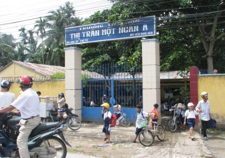 Hơn 2 năm xây dựng, trường học chỉ có cổng và hàng rào - 1 Học sinh Tiểu học Thị trấn Một Ngàn A đang học ở điểm trường cũ kỹ...