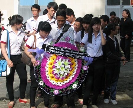 Học sinh Cần Thơ thành kính viếng Đại tướng Võ Nguyên Giáp - 1 Thầy trò một trường THPT chuẩn bị lại vòng hoa