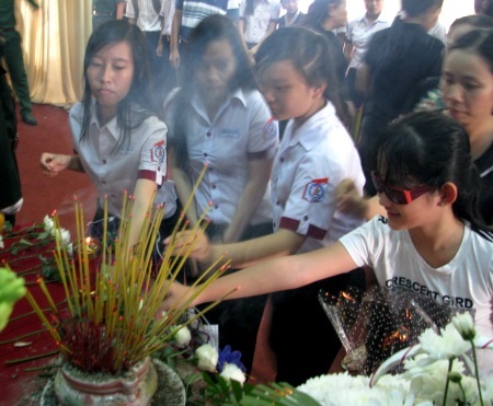 Học sinh Cần Thơ thành kính viếng Đại tướng Võ Nguyên Giáp - 4 Thắp những nén hương thành kính nhất lên Đại tướng.