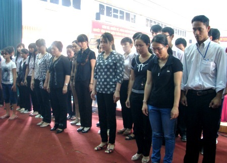 Học sinh Cần Thơ thành kính viếng Đại tướng Võ Nguyên Giáp - 6 Thắp những nén hương thành kính nhất lên Đại tướng.