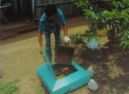 Phụ nữ Sóc Trăng với mô hình hố rác di động