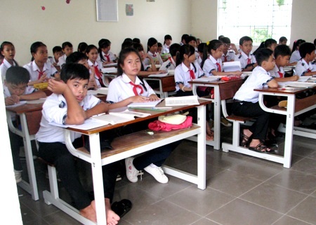 Học sinh cấp 2 khom lưng ngồi bàn ghế dành cho cấp 1 - 1 Học sinh cấp 2 khom lưng ngồi bàn ghế dành cho cấp 1
