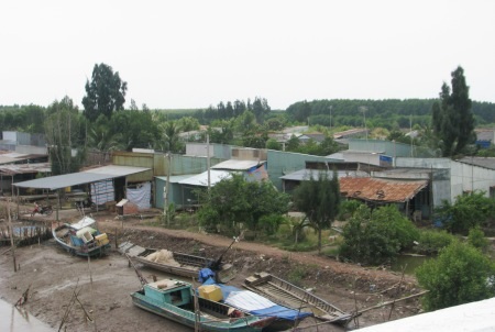 Lãnh đạo BCH PCLB tỉnh Bạc Liêu theo dõi tình hình diễn biến của bão qua bản đồ.