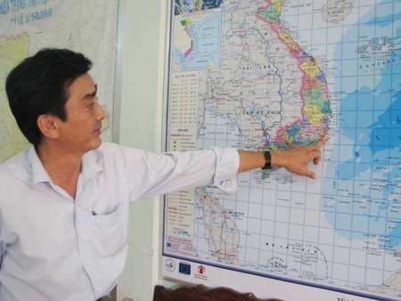 Lãnh đạo BCH PCLB tỉnh Bạc Liêu theo dõi tình hình diễn biến của bão qua bản đồ.