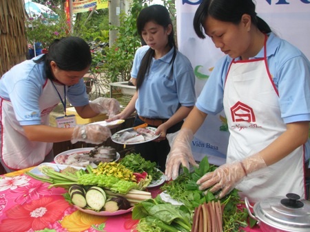 Sôi nổi liên hoan ẩm thực món ngon Nam Bộ - 1 Các nữ đầu bếp chuẩn bị nấu món ăn.