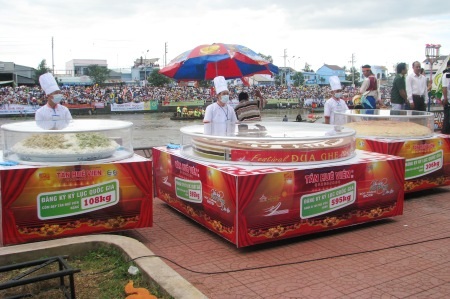 Chiêm ngưỡng 3 chiếc bánh "khủng" kỷ lục Việt Nam - 1 3 chiếc bánh được trưng bày tại Festaival Đua ghe ngo