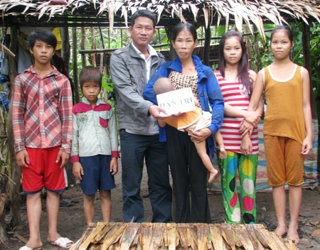 Hơn 40 triệu đồng đến với 6 mẹ con sống trong túp lều rách nát - 1 PV Dân trí trao tiền bạn đọc hỗ trợ cho 6 mẹ con chị Tươi.