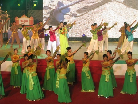 Ca sĩ Thùy Trang mang đến một ca khúc ngọt ngào về cây lúa.