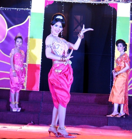 Thiếu nữ miền Tây "khoe" trang phục 3 dân tộc Kinh- Hoa- Khmer - 8 Thí sinh trình diễn trang phục dân tộc Khmer.