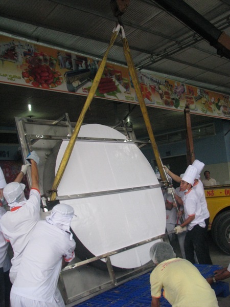 Chiếc bánh in kỷ lục nặng gần 600kg - 6 Phải dùng đến cả xe cẩu để di chuyển chiếc bánh.