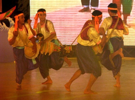 Tiếng trống đồng bào Khmer rộn ràng đêm trăng mừng mùa bội thu.