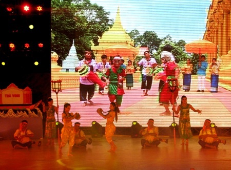 Tiếng trống đồng bào Khmer rộn ràng đêm trăng mừng mùa bội thu.