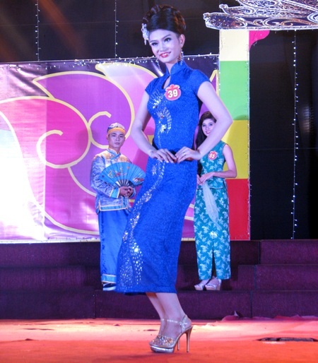 Thiếu nữ miền Tây "khoe" trang phục 3 dân tộc Kinh- Hoa- Khmer - 9 Thí sinh thể hiện trang phục dân tộc Hoa.
