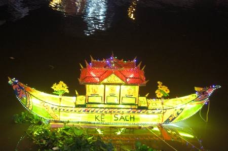 Ngắm những chiếc đèn nước "khoe" vẻ đẹp lung linh trên dòng Nguyệt Giang - 13 Mỗi chiếc đèn nước mỗi hình dáng và vẻ đẹp khác nhau.