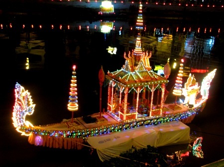 Ngắm những chiếc đèn nước "khoe" vẻ đẹp lung linh trên dòng Nguyệt Giang - 15 Mỗi chiếc đèn nước mỗi hình dáng và vẻ đẹp khác nhau.