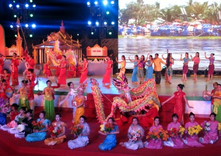 3 dân tộc Kinh- Hoa- Khmer cùng hòa nhịp khúc ca nghĩa tình. (Ảnh: Huỳnh Hải)