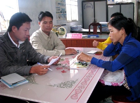 Hơn 40 triệu đồng đến với 6 mẹ con sống trong túp lều rách nát - 2 PV Dân trí