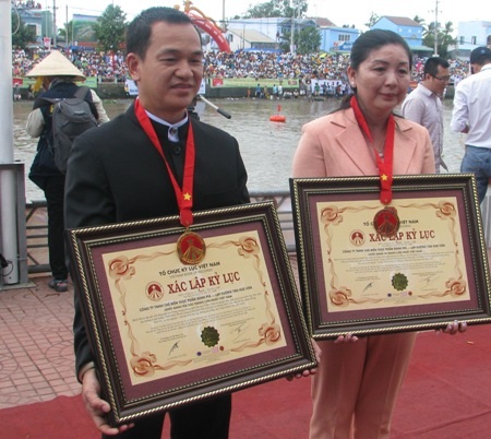 Chiêm ngưỡng 3 chiếc bánh "khủng" kỷ lục Việt Nam - 8 Đơn vị thực hiện 3 chiếc bánh nhận bằng xác nhập kỷ lục Việt Nam.
