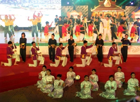 Một số tiết mục múa hát trong phần hội...