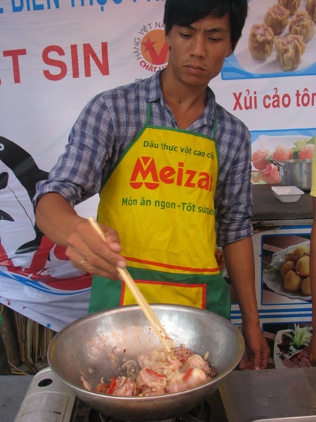 Sôi nổi liên hoan ẩm thực món ngon Nam Bộ - 2 Một nam đầu bếp cũng trình diễn nấu ăn rất chuyên nghiệp.