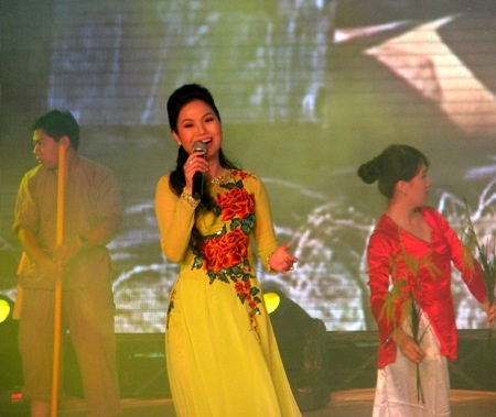 Ca sĩ Thùy Trang mang đến một ca khúc ngọt ngào về cây lúa.