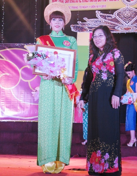 Thiếu nữ miền Tây "khoe" trang phục 3 dân tộc Kinh- Hoa- Khmer - 16 Thí sinh đoạt giải Nhất- Hứa Bảo Trâm. (Ảnh: Huỳnh Hải)