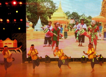 Tiếng trống đồng bào Khmer rộn ràng đêm trăng mừng mùa bội thu.